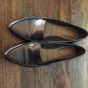 EUC Me Too Audra Pewter Loafers size 8